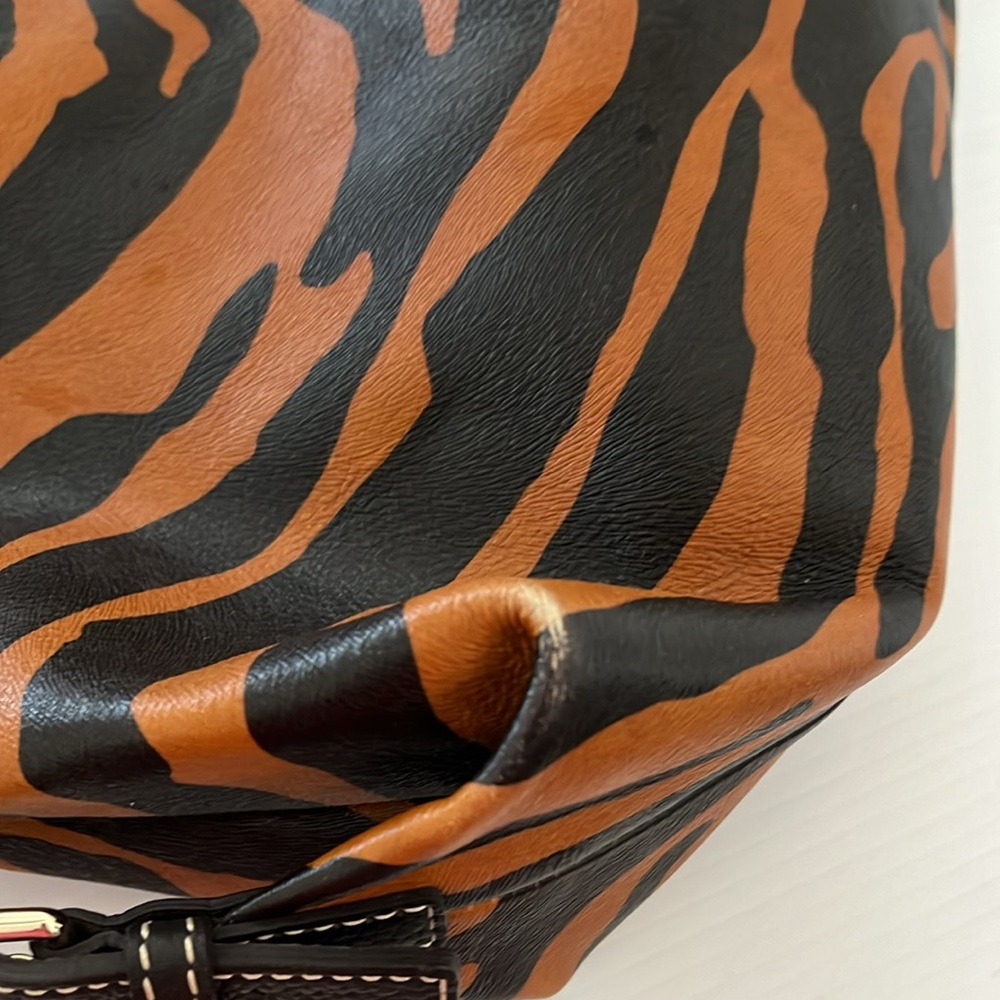 Authentic Vintage Dooney & Bourke Black Caramel Tiger Print Gold Shoulder Bag - Picture 12 of 15